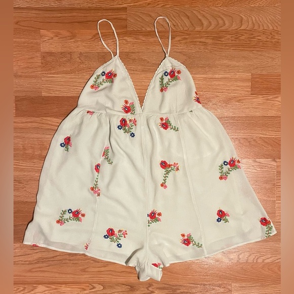 Urban Outfitters Jemma-Belle Embroidered Floral Playsuit Romper Size Medium - Picture 5 of 12